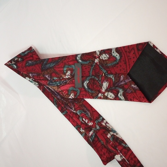 Vintage Valentino Men's Silk Tie with geometric design. - Picture 3 of 9